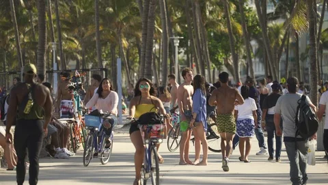Miami beach cityscape. Crowd of students and tourists walking in the Lummus Park Vidéo 90799351