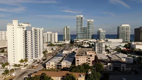 Miami Beach oceanfront buildings under a clear sky 库存影片 100078931