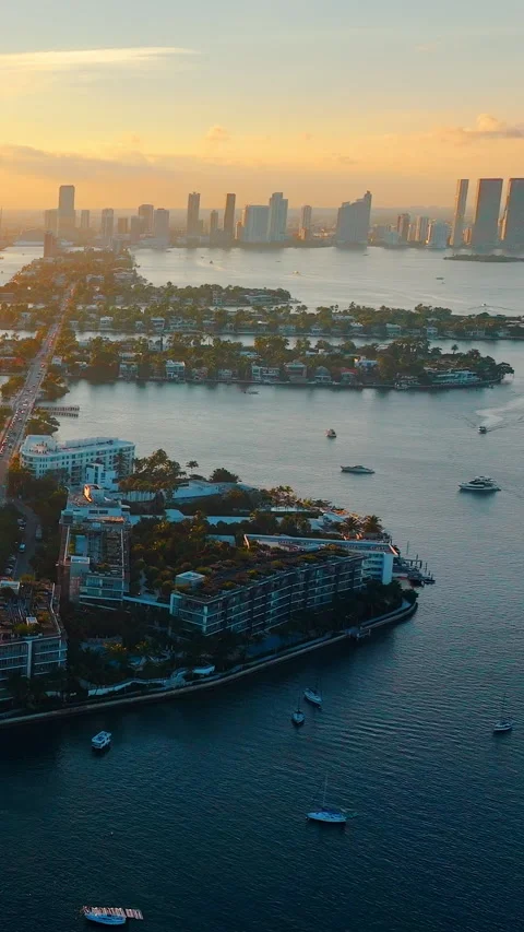 Miami Beach Waterfront at Sunset With Island Causeway Vertical video. Vídeo Stock 335391985
