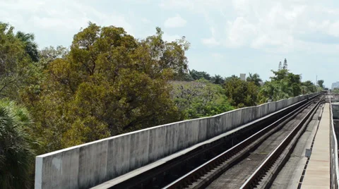 Miami dade train comes from perspective and leaves the station 스톡 동영상 36667227