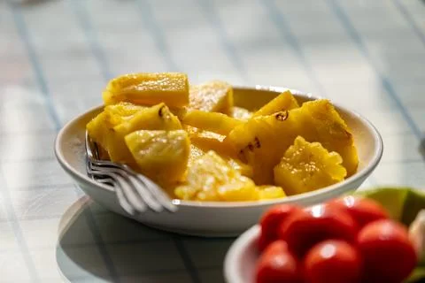 Miaoli B&amp;B Breakfast: Golden pineapple chunks, cherries, tomatoes, green ap.. 스톡 사진