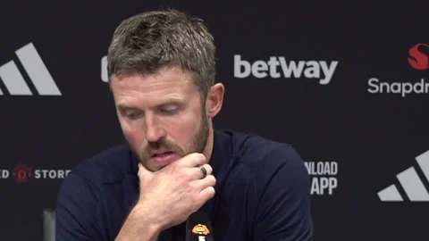 Michael Carrick concerned by decision to let Erling Haaland derby goal stand Vídeos de archivo 345449783