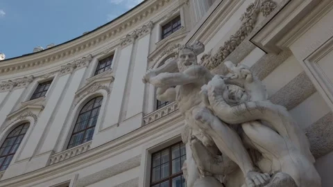 Michaelerplatz Hofburg Eingangsstatue 2019-06-05 Stockbeeldmateriaal 340515160