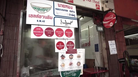 The MICHELIN Guide recommends Nai Mong Hoi Thod street food Stock-Footage 294383846