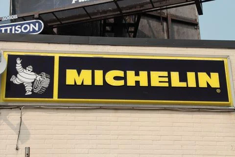 Michelin logo horizontal rectangle sign with white tire mascot on building Fotos de archivo