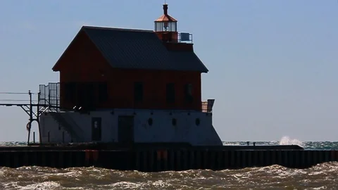 Michigan's Grand Haven Lighthouse During High Winds And Waves Vídeos de archivo 115851280