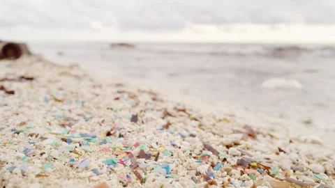 Micro plastic particle pollution on beach, microplastic pieces in ocean water Vidéo 306725411