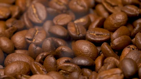 Micro shoot of roasted coffee beans rotating with smoke. Vídeos de archivo 128338141