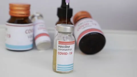 Micro shot injecting injection needle in covid-19 vaccine bottle Video stock 147697287