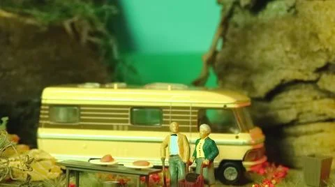 Micro tiny people senior couples camping Foto stock