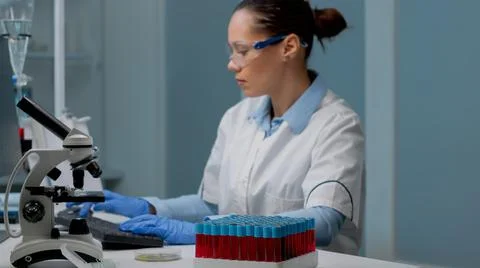 Microbiology specialist using computer in laboratory Foto stock