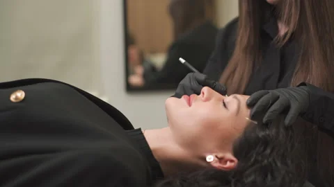 Microblading brows tattooing. Vidéo 235561543