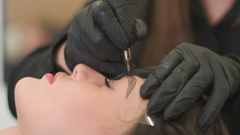 Microblading brows tattooing. Vídeo Stock 235563107