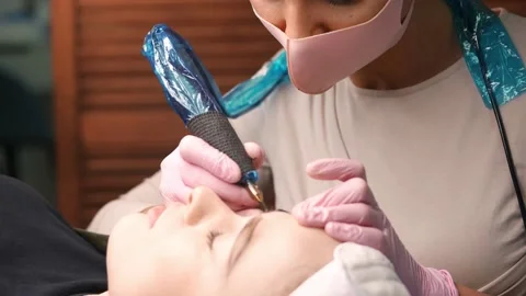 Microblading eyebrows work flow in a beauty salon. 스톡 동영상 149007936