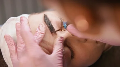 Microblading eyebrows work flow in a beauty salon. Woman 스톡 동영상 149008320