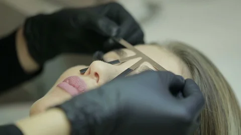 Microblading procedure. Master marks out customer's eyebrows. Vídeo Stock 87404436