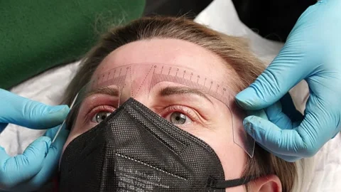 Microblading tattoo, zamerpered before permanent make-up . 库存影片 266144284