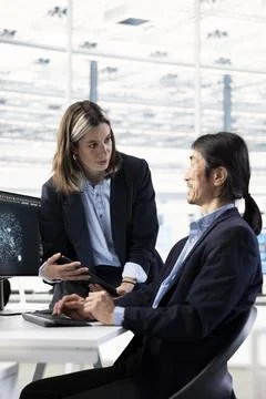 Microchip production factory quality control engineers brainstorming in office 库存照片
