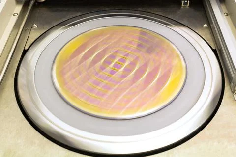 A microchip silicon wafer cleaning process that rotates at high speed. The su Foto stock