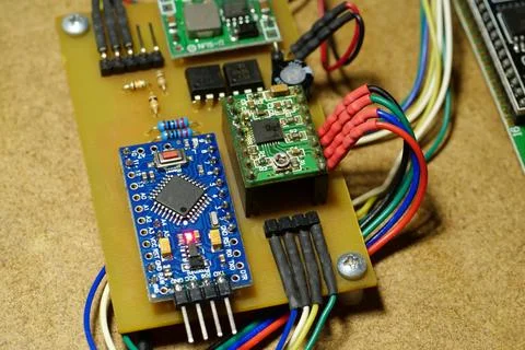 Microcircuit with electronic components connected to power supply. Electronic Foto stock