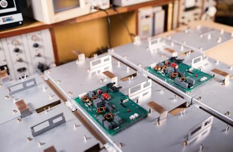Microcircuits and components lie on metal plates Foto stock