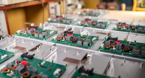 Microcircuits and components lie on metal plates Foto stock