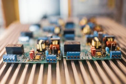 Microcircuits and components lie on metal plates Foto stock