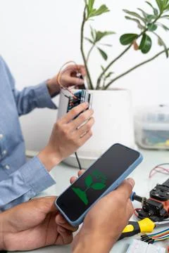 Microcontroller and soil moisture sensors to measure and show data on smart phon Fotos Stock