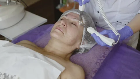 Microcurrent therapy close up. Hands of cosmetologist, female face. Stock Footage 112097805