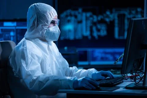 Microelectronics engineer works in a modern scientific laboratory on computing Stockfoto's