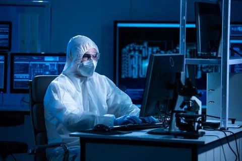 Microelectronics engineer works in a modern scientific laboratory on computing Stockfoto's