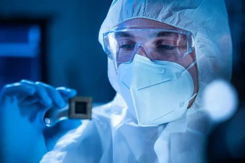 Microelectronics engineer works in a modern scientific laboratory on computing Stock-Fotos