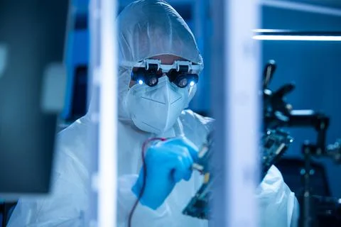 Microelectronics engineer works in a modern scientific laboratory on computing 库存照片