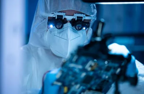 Microelectronics engineer works in a modern scientific laboratory on computing Stockfoto's