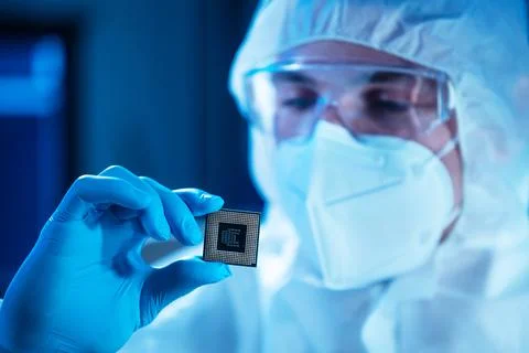 Microelectronics engineer works in a modern scientific laboratory on computing Stockfoto's