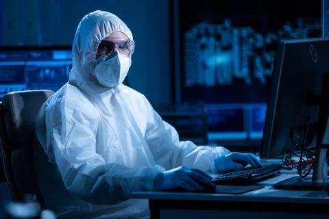 Microelectronics engineer works in a modern scientific laboratory on computing Stockfoto's