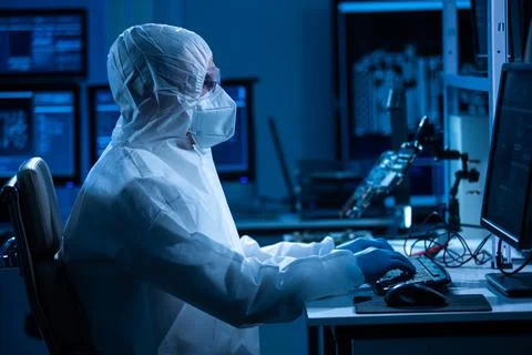 Microelectronics engineer works in a modern scientific laboratory on computing Stockfoto's
