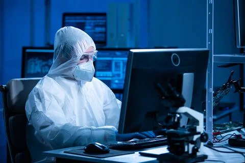 Microelectronics engineer works in a modern scientific laboratory on computing 库存照片