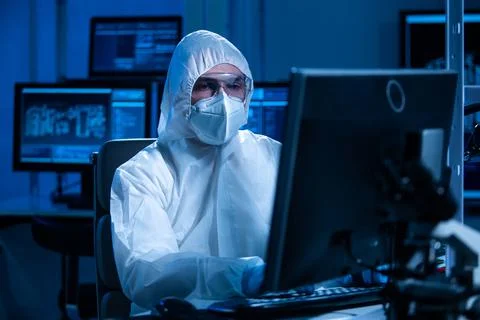 Microelectronics engineer works in a modern scientific laboratory on computing 库存照片