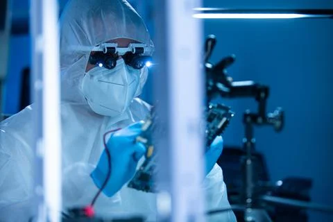 Microelectronics engineer works in a modern scientific laboratory on computing Stockfoto's