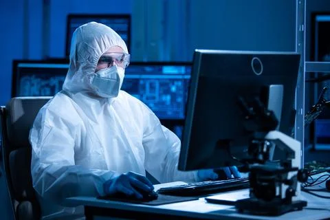 Microelectronics engineer works in a modern scientific laboratory on computing 库存照片