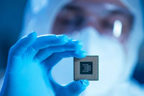 Microelectronics engineer works in a modern scientific laboratory on computing Stockfoto's