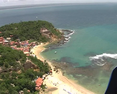 Microlight flight over an island (1) Vídeo Stock 96519