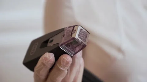 Microneedle RF lifting device in a doctor's hand. Hardware cosmetology Vidéo 188758258