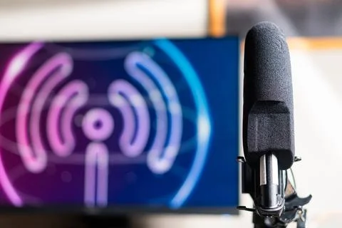 Microphone and Computer Setup for Pod casting Foto stock