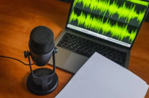 Microphone and wave form on the screen and blank sheet Fotos de archivo