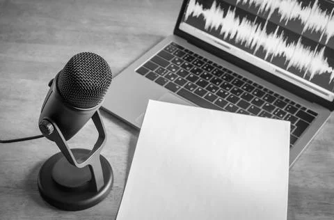 Microphone and wave form on the screen and blank sheet Fotos de archivo
