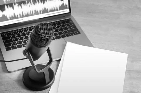 Microphone and wave form on the screen and blank sheet Fotos de archivo