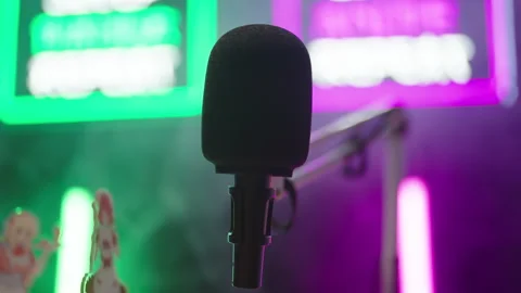 Microphone arm on a podcast studio with neon signs in background 4K Vidéo 336916640
