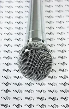Microphone on background of the treble clef Foto stock